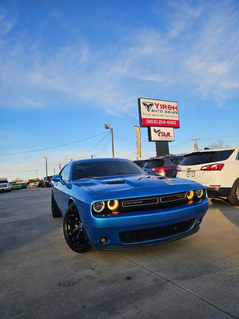 2015 Dodge Challenger R/T's photo